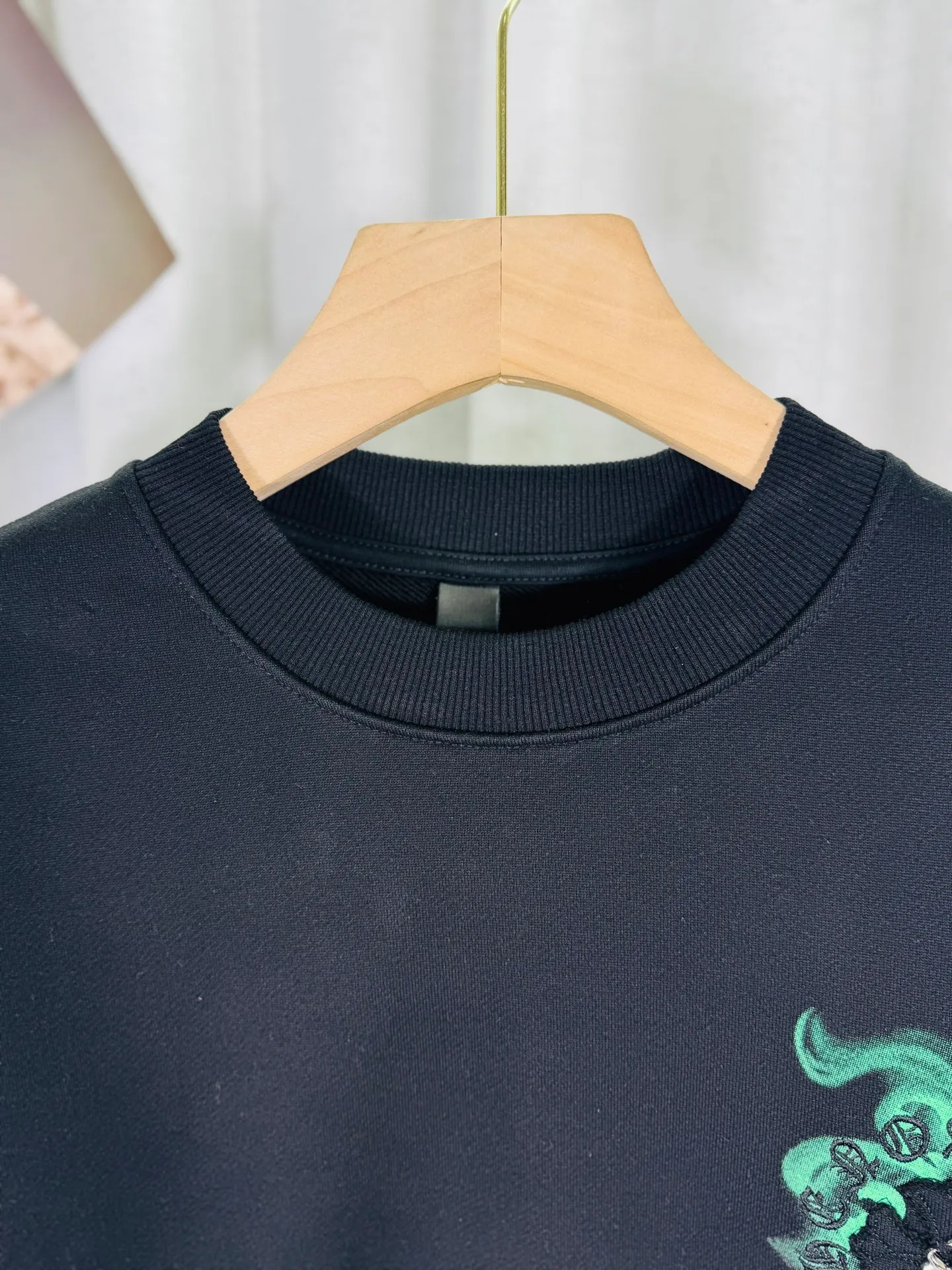 P240 top version, real shot without P, ​​different from market currency) 𝗖𝗵𝗿𝗼𝗺𝗲 𝗛𝗲𝗮𝗿𝘁𝘀/Croxin 2025 3D three-dimensional autumn and winter new original single counter American laser color printed patch embroidered couple casual sweatshirt 👑The highest version! Customized fabric 430g tripe terry fabric!  The best-selling model in the counter, very comfortable to wear. Accessories: original molded and authenticated collar label➕100% silk wash label. Genuine purchase-grade original hangtag➕matching hanging rope➕3D hanging beads➕original packaging bag. Craftsmanship: The original version has consistent wiring! The highest version of the armhole matching technique! Color: White Black Size: S M L XL Style No.: 9304